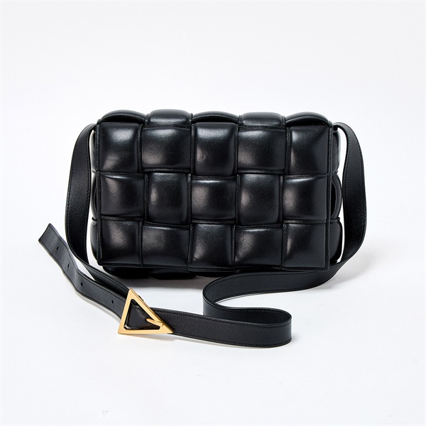 BOTTEGA VENETA パテッド カセット クラシック ショルダーバッグ ブラック ゴールド レザー | MixTHINKS（ミックスシンクス）  ｜ 中古ブランド品・ブランド古着のセレクトショップ