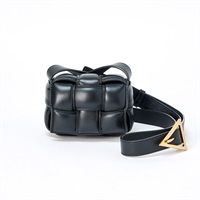 BOTTEGA VENETA カセット パテッドミニ ショルダーバッグ ブラック ゴールド レザー