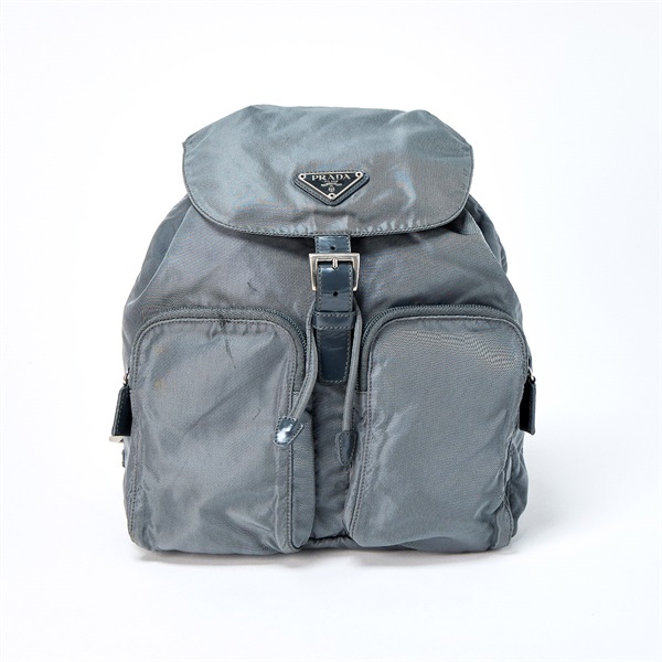 【原宿店限定】PRADA トライアングル バックパック グレー シルバー テスート
