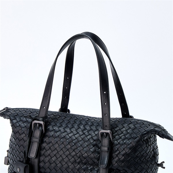 BOTTEGA VENETA イントレチャート ショルダーバッグ ブラック マットシルバー レザーの画像3