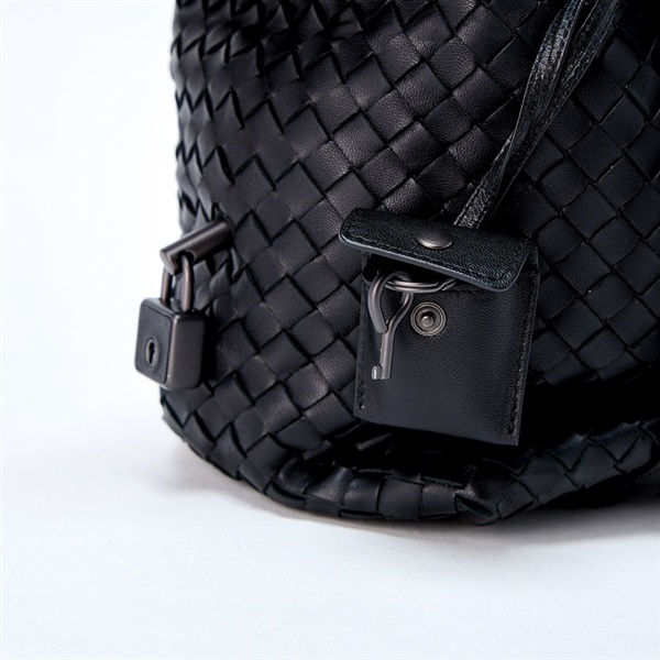 BOTTEGA VENETA イントレチャート ショルダーバッグ ブラック マットシルバー レザーの画像4