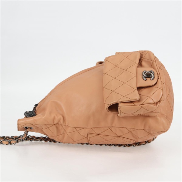 CHANEL ココマーク ダブルポケット 2012年 バックパック ベージュ マットシルバー ラムスキンの画像2