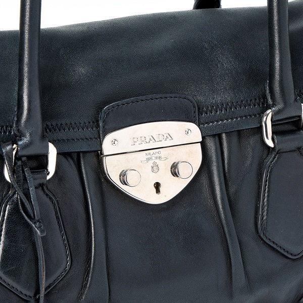 PRADA ロゴ ショルダーバッグ ブラック シルバー レザーの画像4